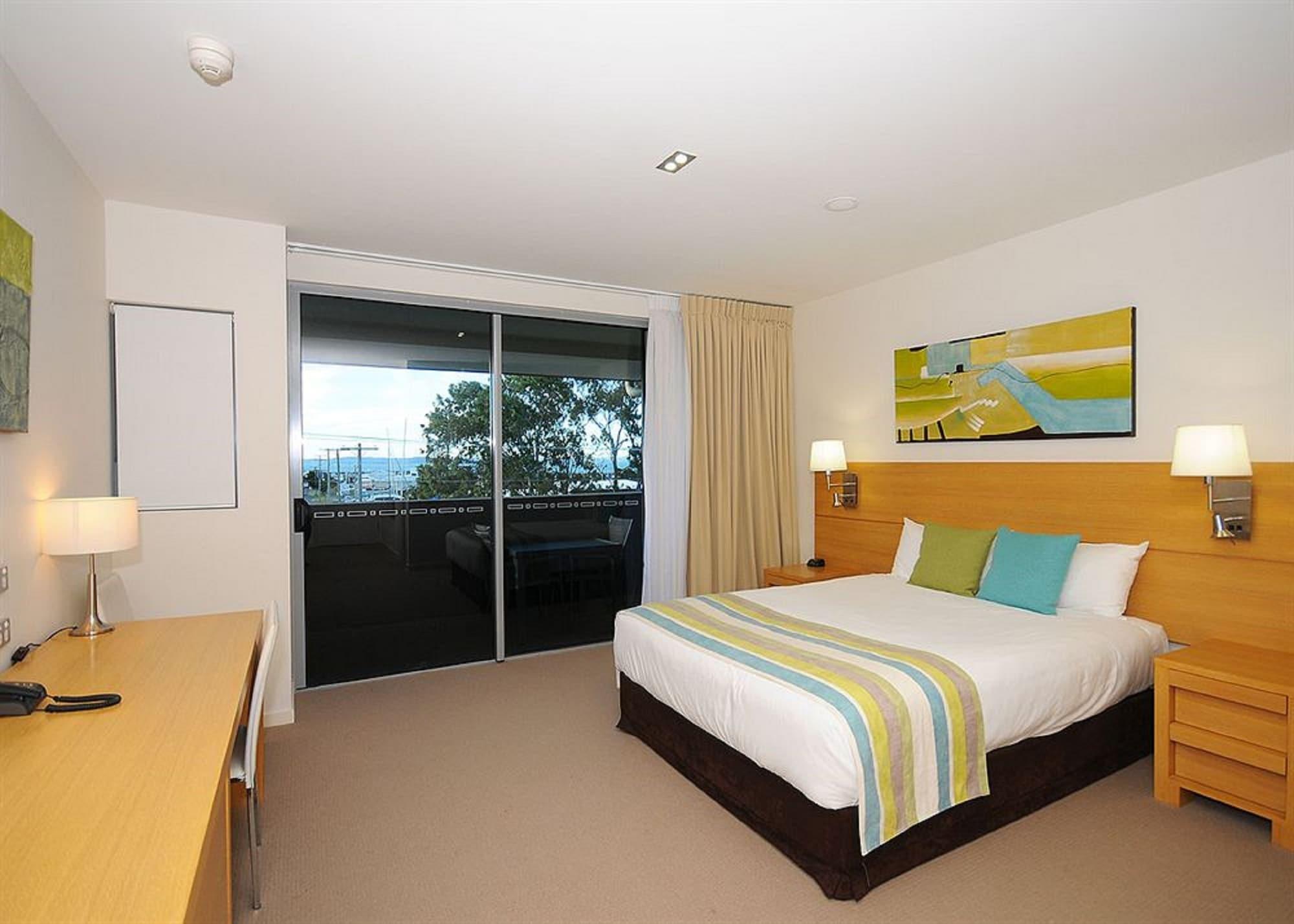 Ramada By Wyndham Hervey Bay Zewnętrze zdjęcie A bedroom at the Mantra on Lake
