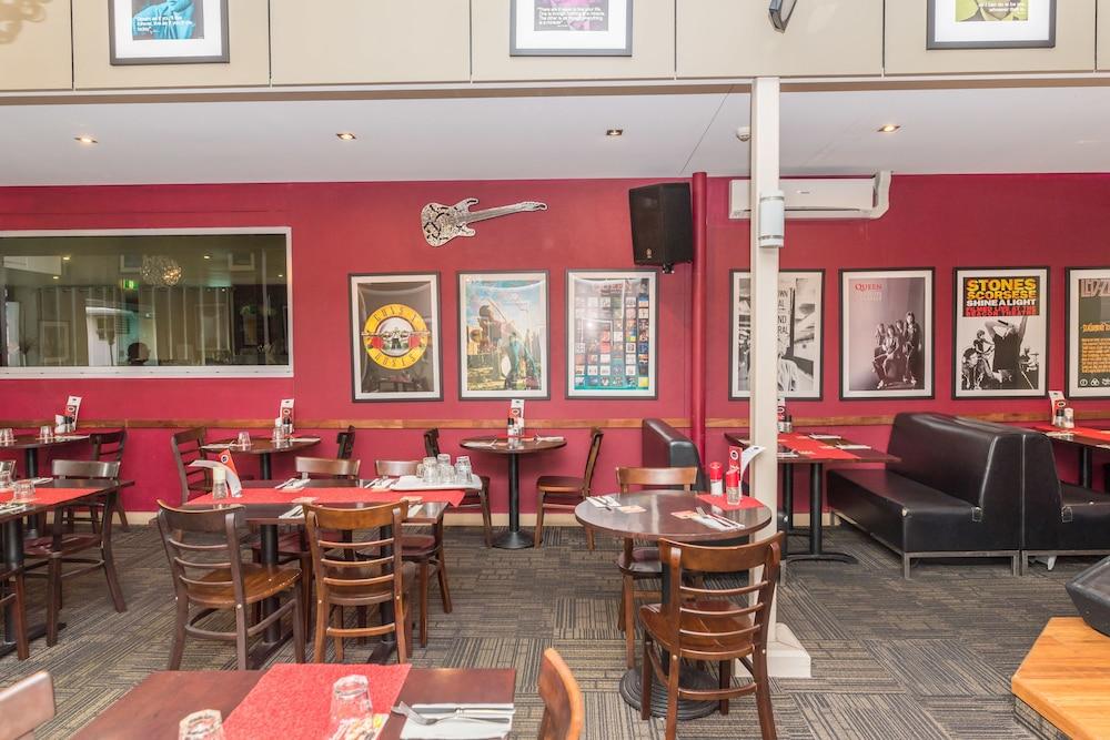 Ramada By Wyndham Hervey Bay Zewnętrze zdjęcie Interior of a typical Red Robin restaurant