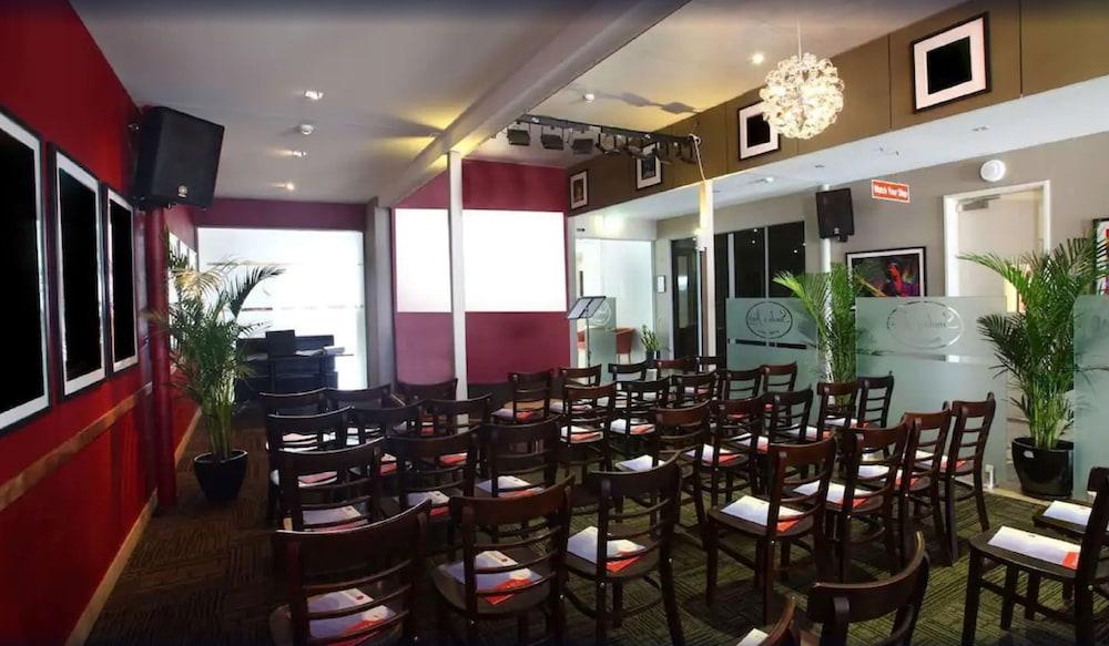 Ramada By Wyndham Hervey Bay Zewnętrze zdjęcie The interior of the restaurant
