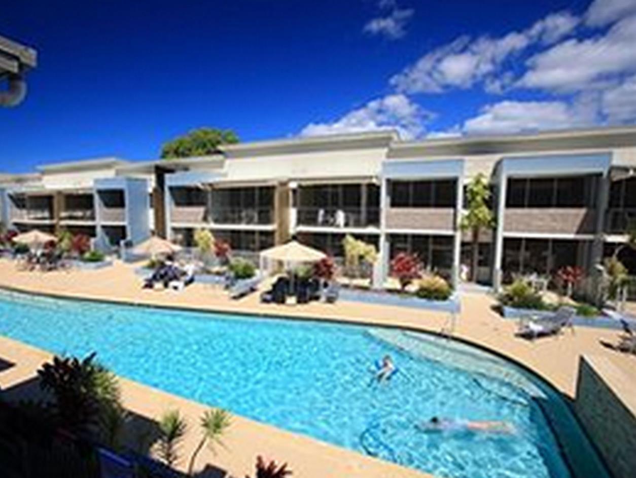 Ramada By Wyndham Hervey Bay Zewnętrze zdjęcie The pool at the hotel