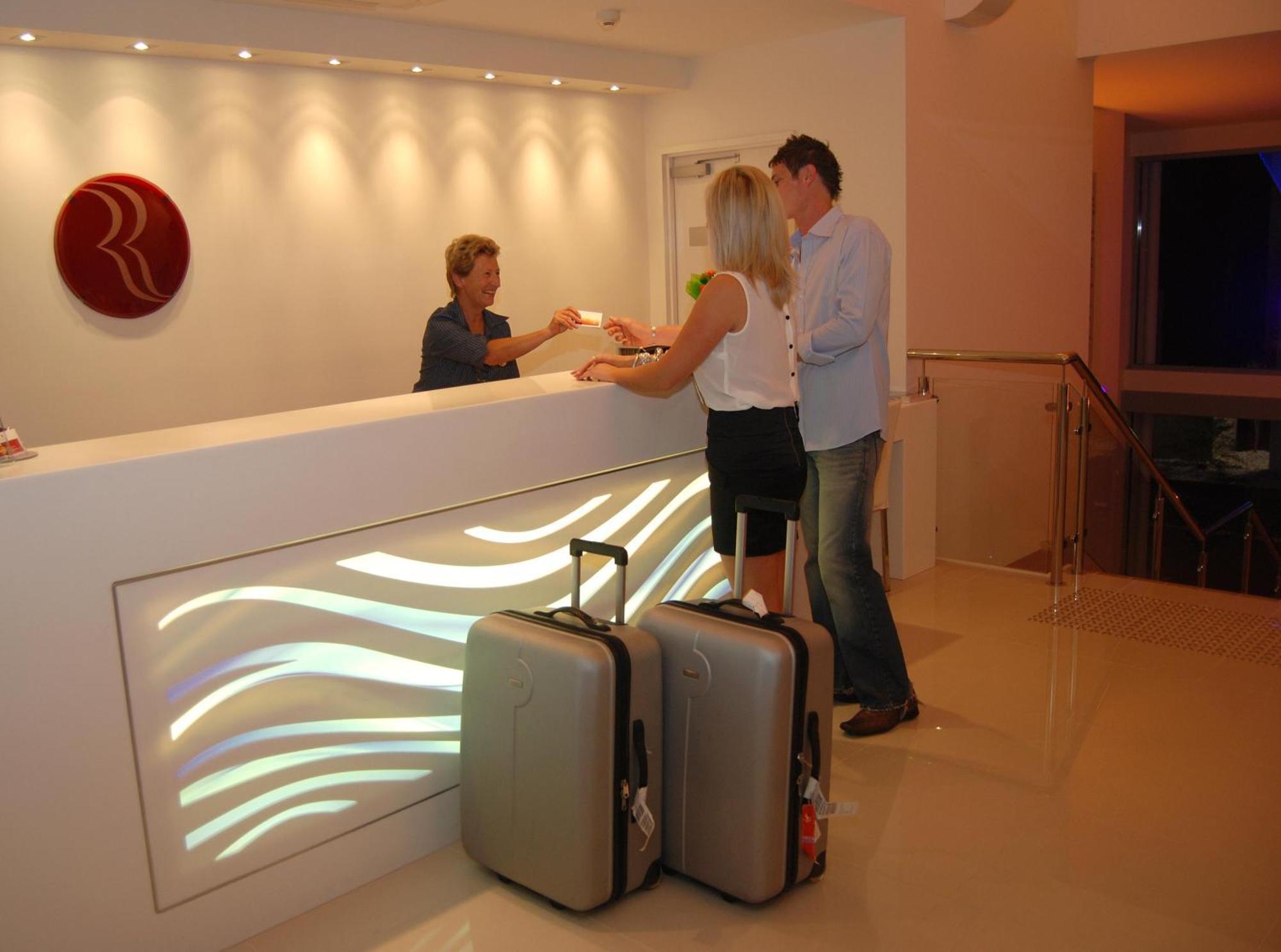 Ramada By Wyndham Hervey Bay Wnętrze zdjęcie A hotel receptionist