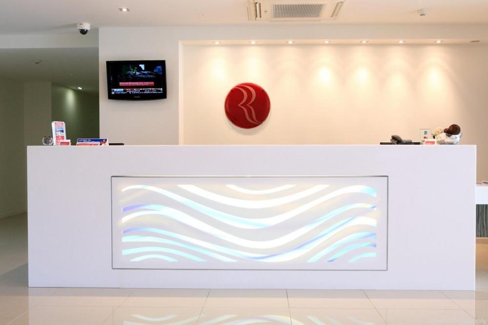 Ramada By Wyndham Hervey Bay Wnętrze zdjęcie Reception desk at the hotel