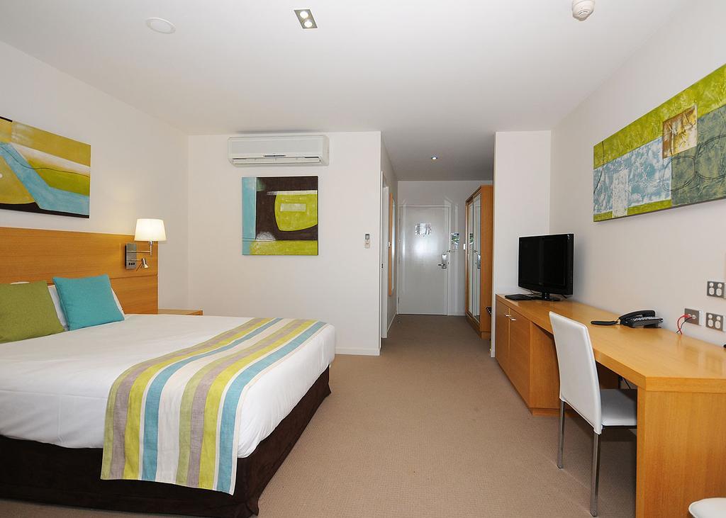 Ramada By Wyndham Hervey Bay Zewnętrze zdjęcie A typical hotel room