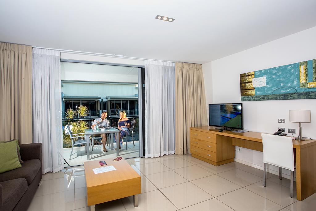 Ramada By Wyndham Hervey Bay Zewnętrze zdjęcie A living room in a hotel