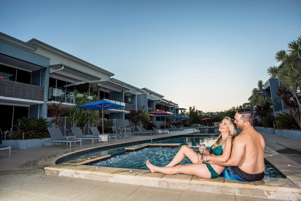 Ramada By Wyndham Hervey Bay Zewnętrze zdjęcie A couple at the pool at the Mantra on Jervis Bay