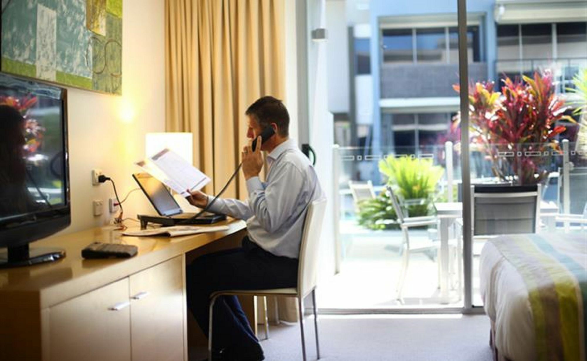 Ramada By Wyndham Hervey Bay Zewnętrze zdjęcie A business traveller working in a hotel room